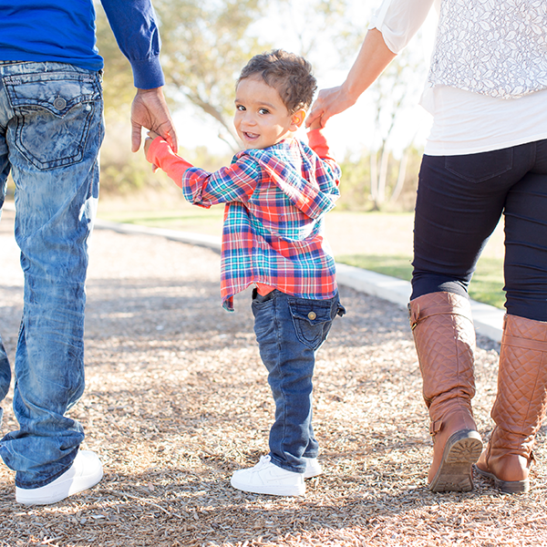600x600px_boy_walking_with_parents