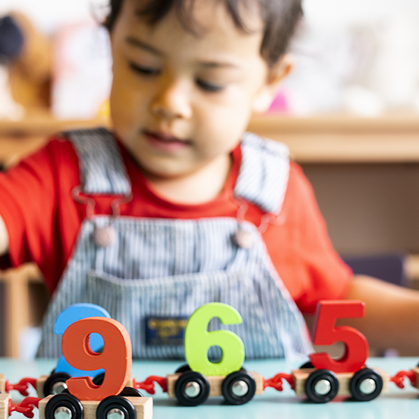 600x600px_boy_with_number_cars